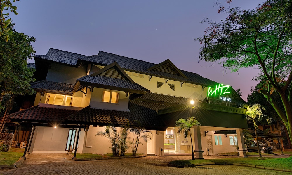 WHIZ PRIME HOTEL DARMO HARAPAN SURABAYA 1/26