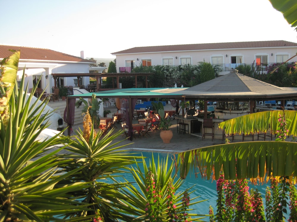 Akamanthea Holiday Village in POLIS