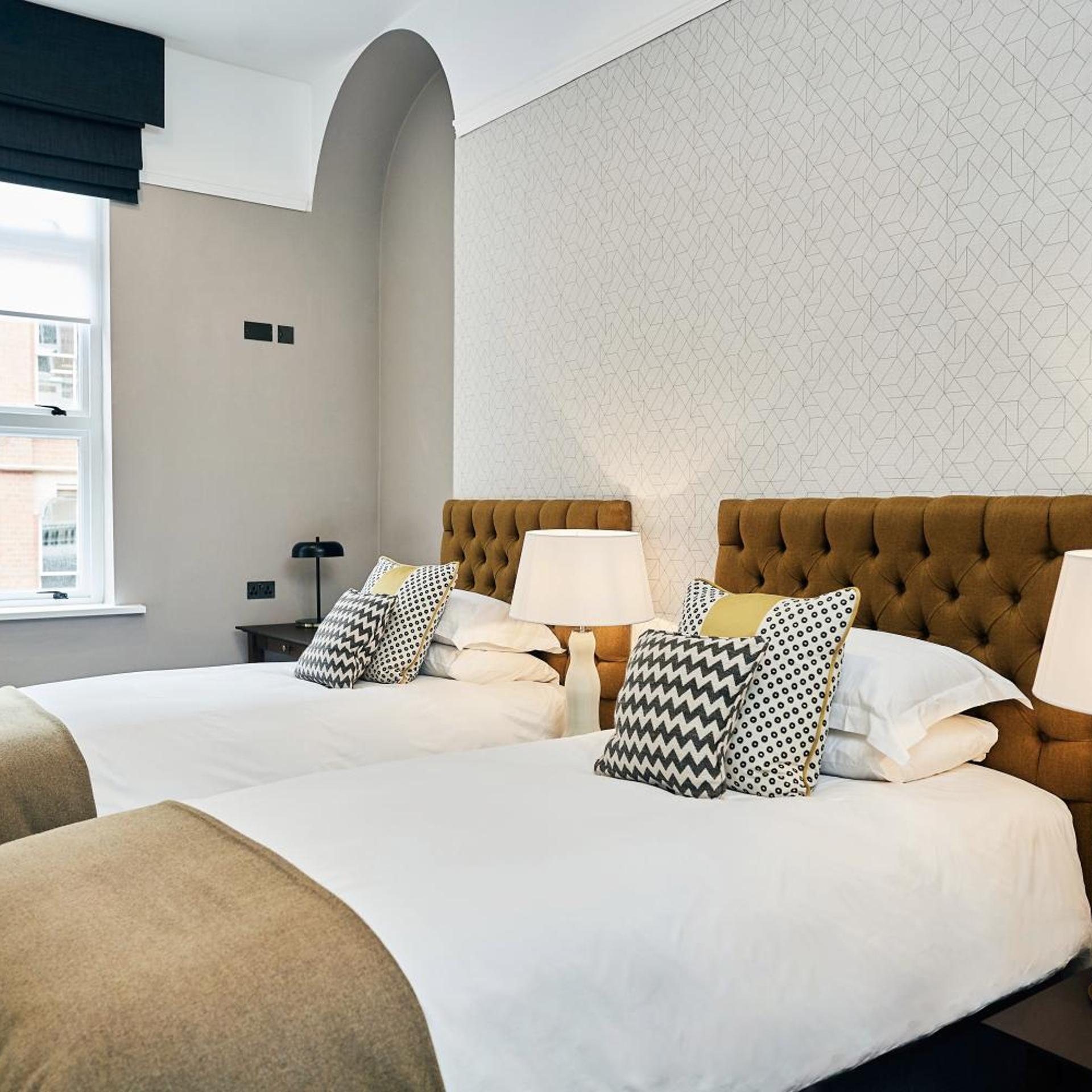 SIGNATURE, SUITE