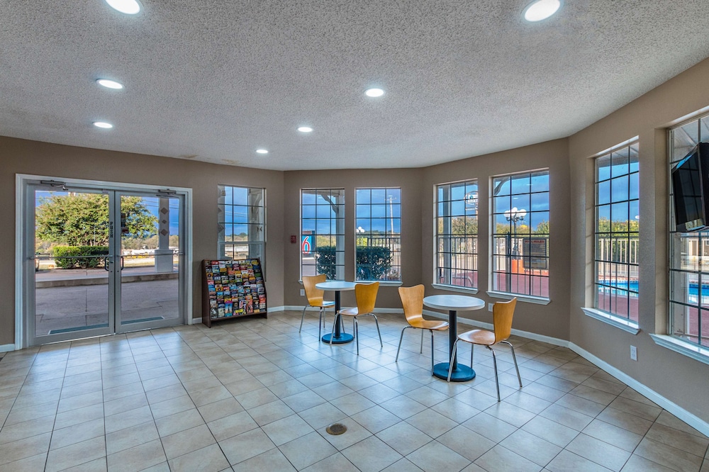 Motel6 Waxahachie, TX 24/39