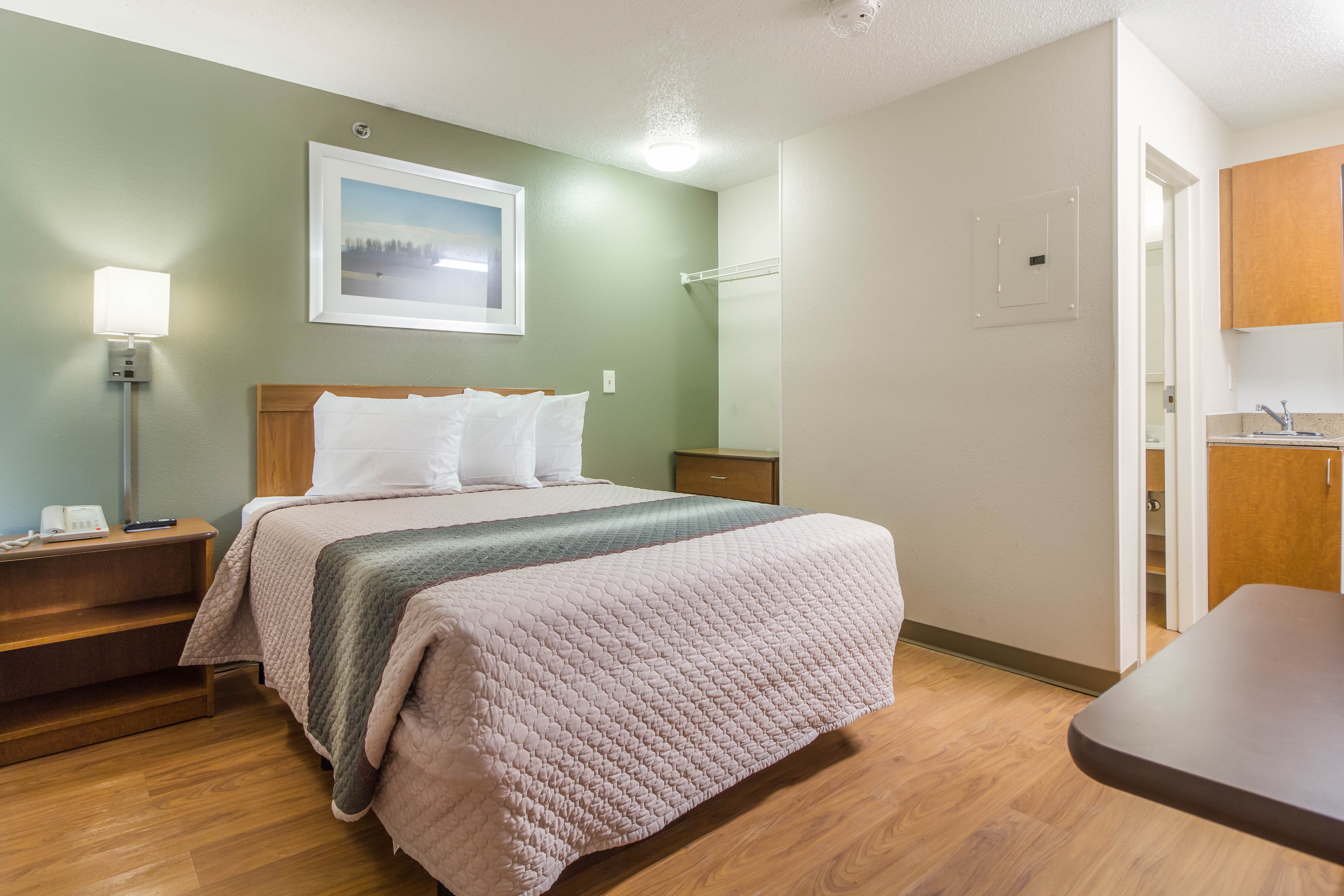 STUDIO, QUEEN BED