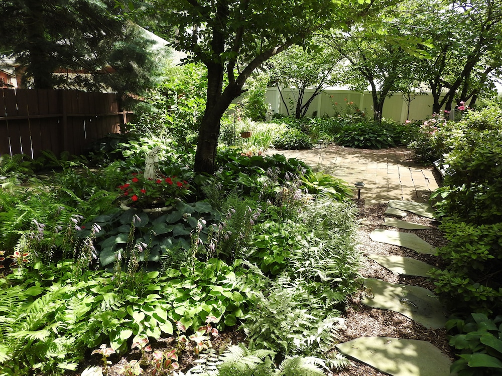 Champaign Garden Inn 40/50