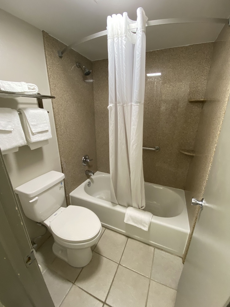 Days Inn by Wyndham Leeds 10/21