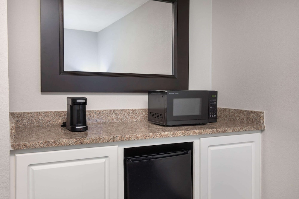La Quinta Inn & Suites by Wyndham Atlanta Airport South photo2