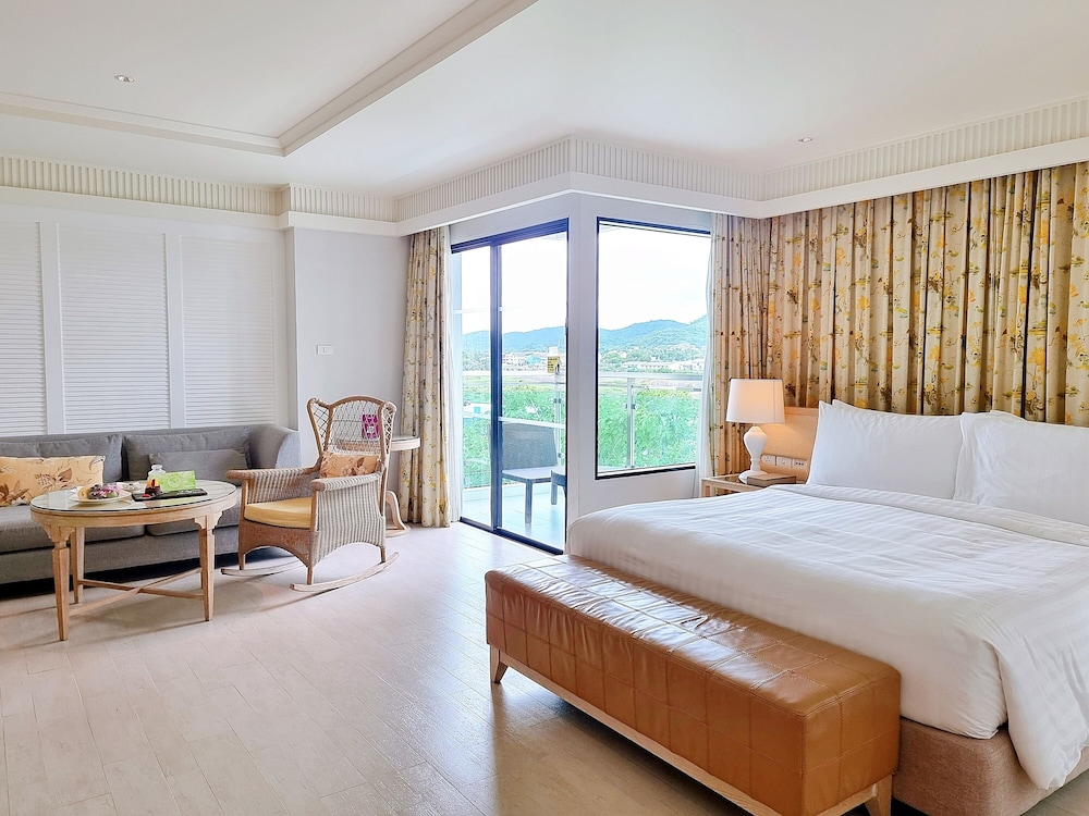 Family Suite, King Bed, Hillside View
