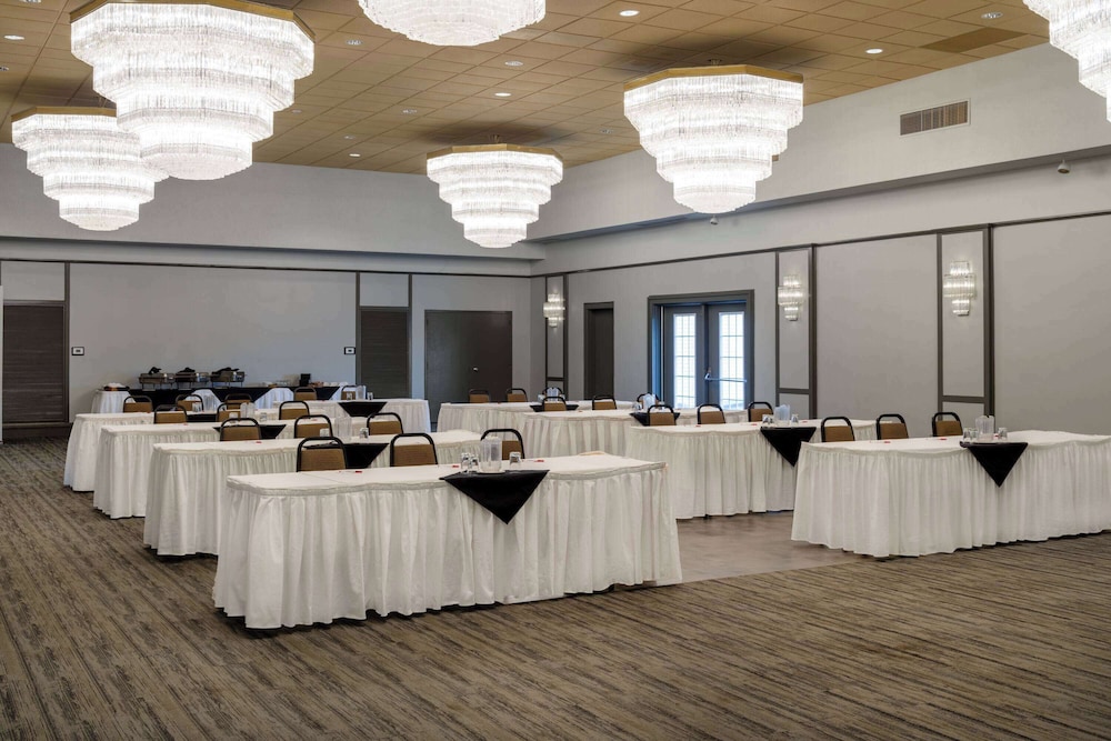 Ramada by Wyndham Thunder Bay Airlane Hotel 36/50