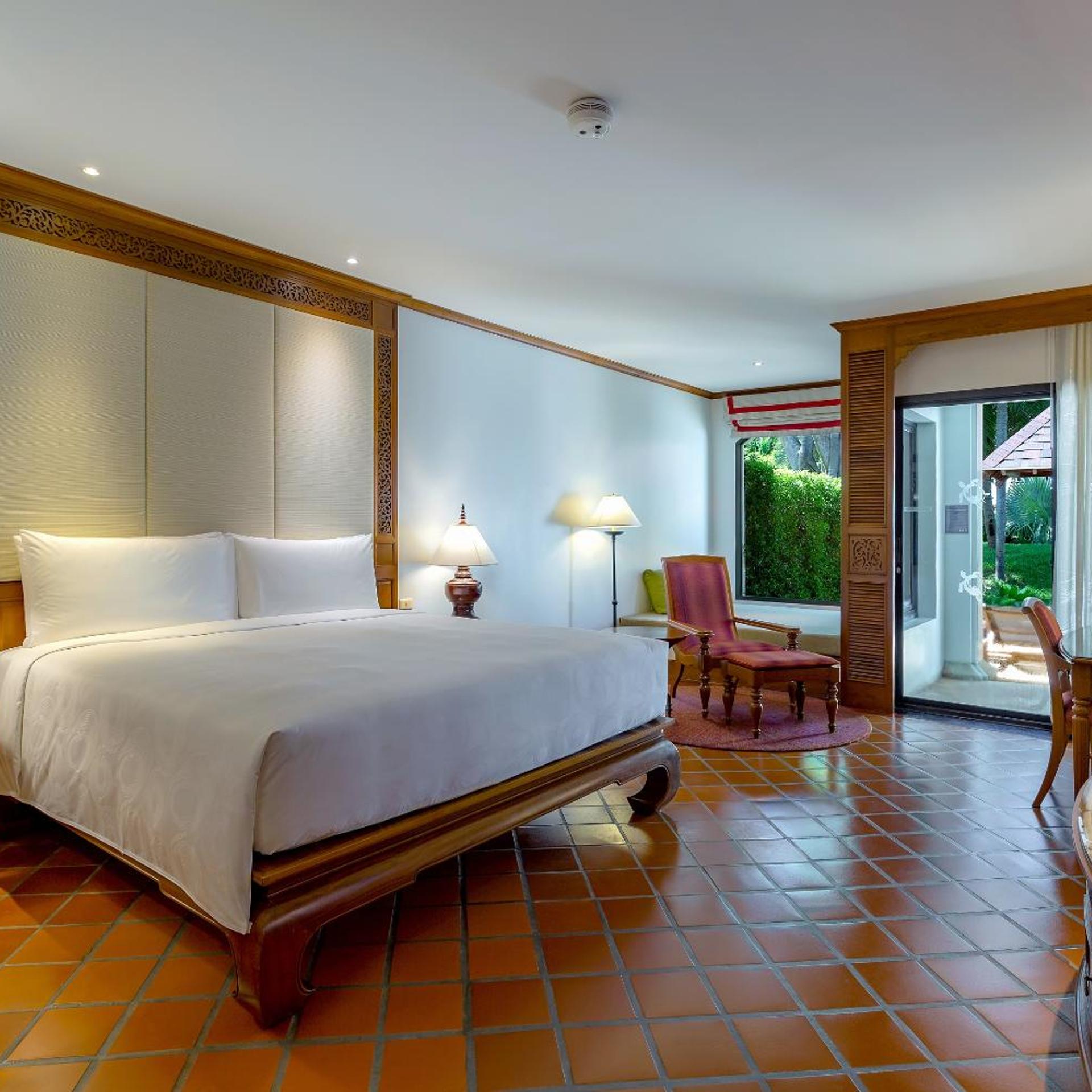 Grand, Premium, King Bed, Pool View, Pool Access