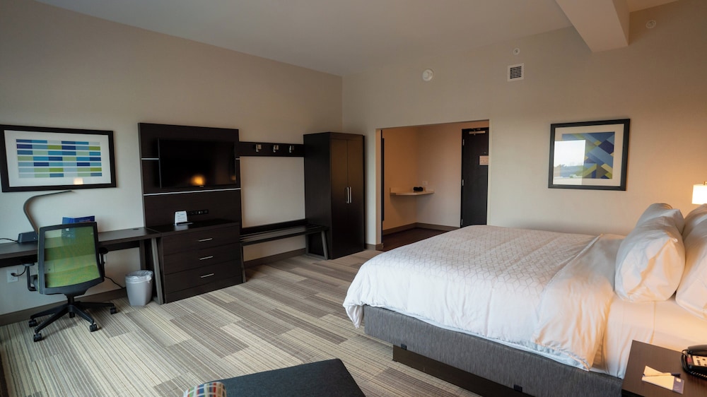 Standard, King Bed, Extra Floor Space