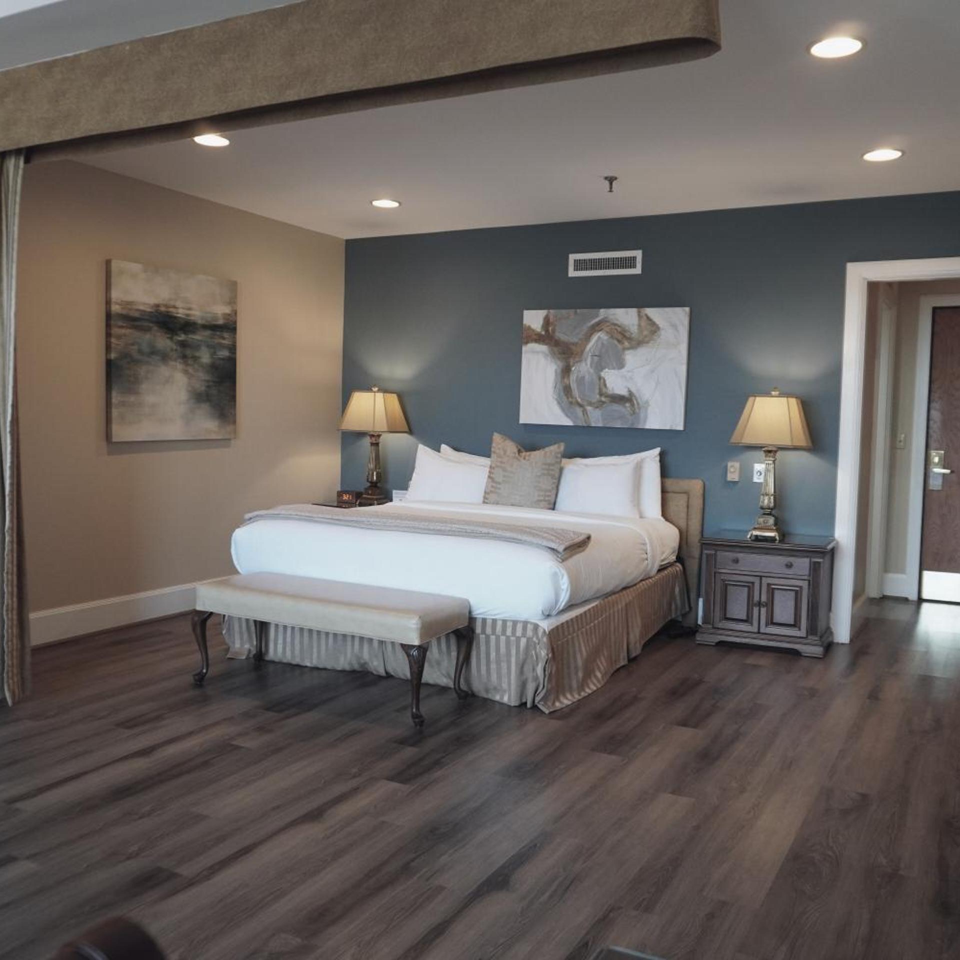 Executive, Suite, King Bed, City View, Sofa, Jetted Tub, Accessible