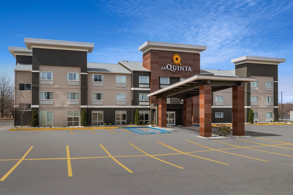 La Quinta Inn & Suites by Wyndham Fayetteville 56/59