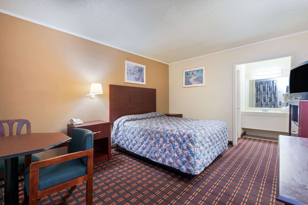 Knights Inn Fayetteville 14/23