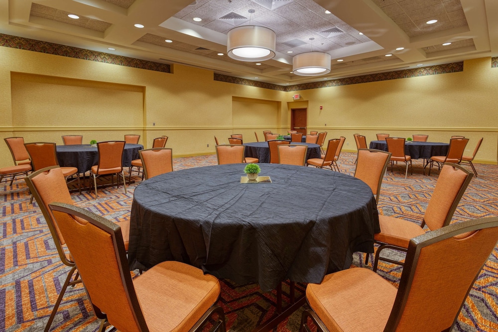 Drury Inn and Suites Northeast Indianpolis 43/48