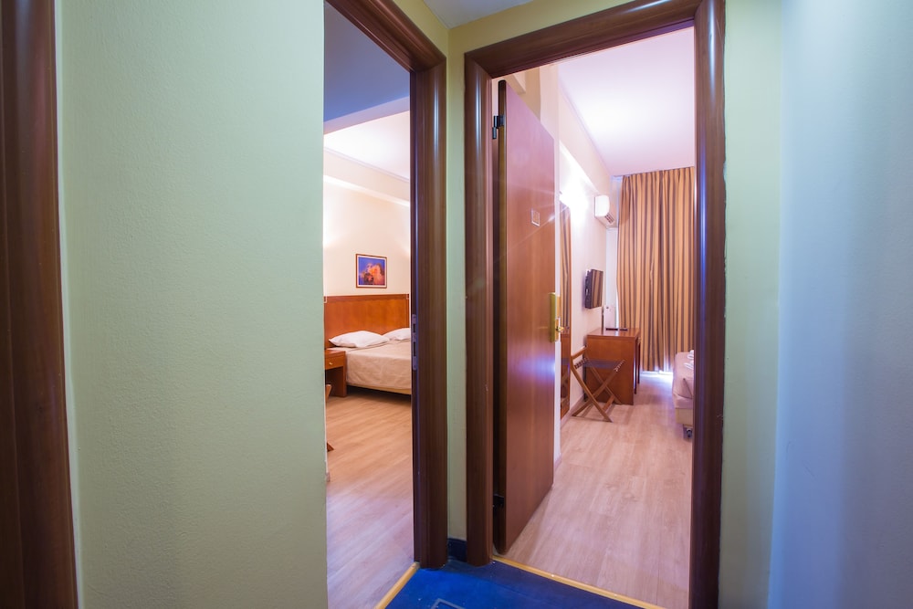 Marina Athens Hotel 32/58