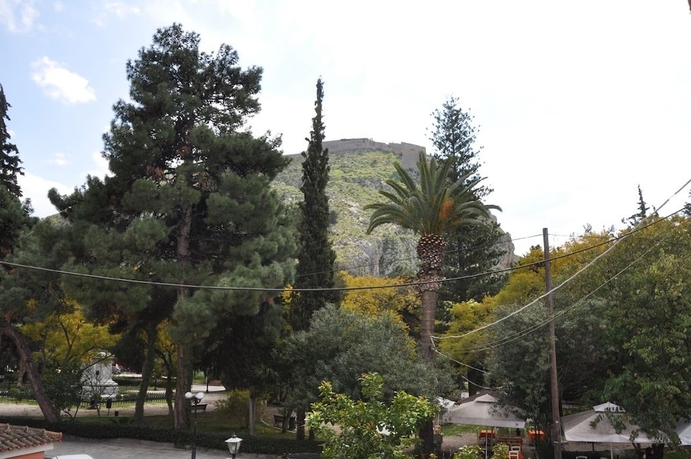 Nafsimedon Hotel 4/48