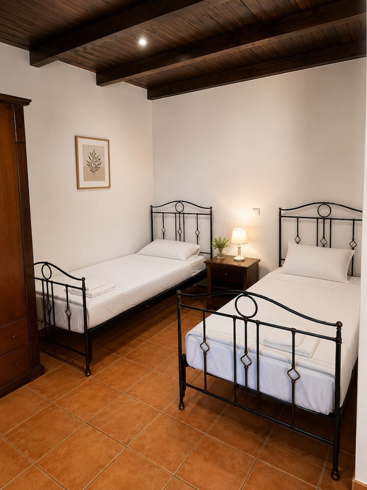 Lalloudes Seaside Accommodation 11/50
