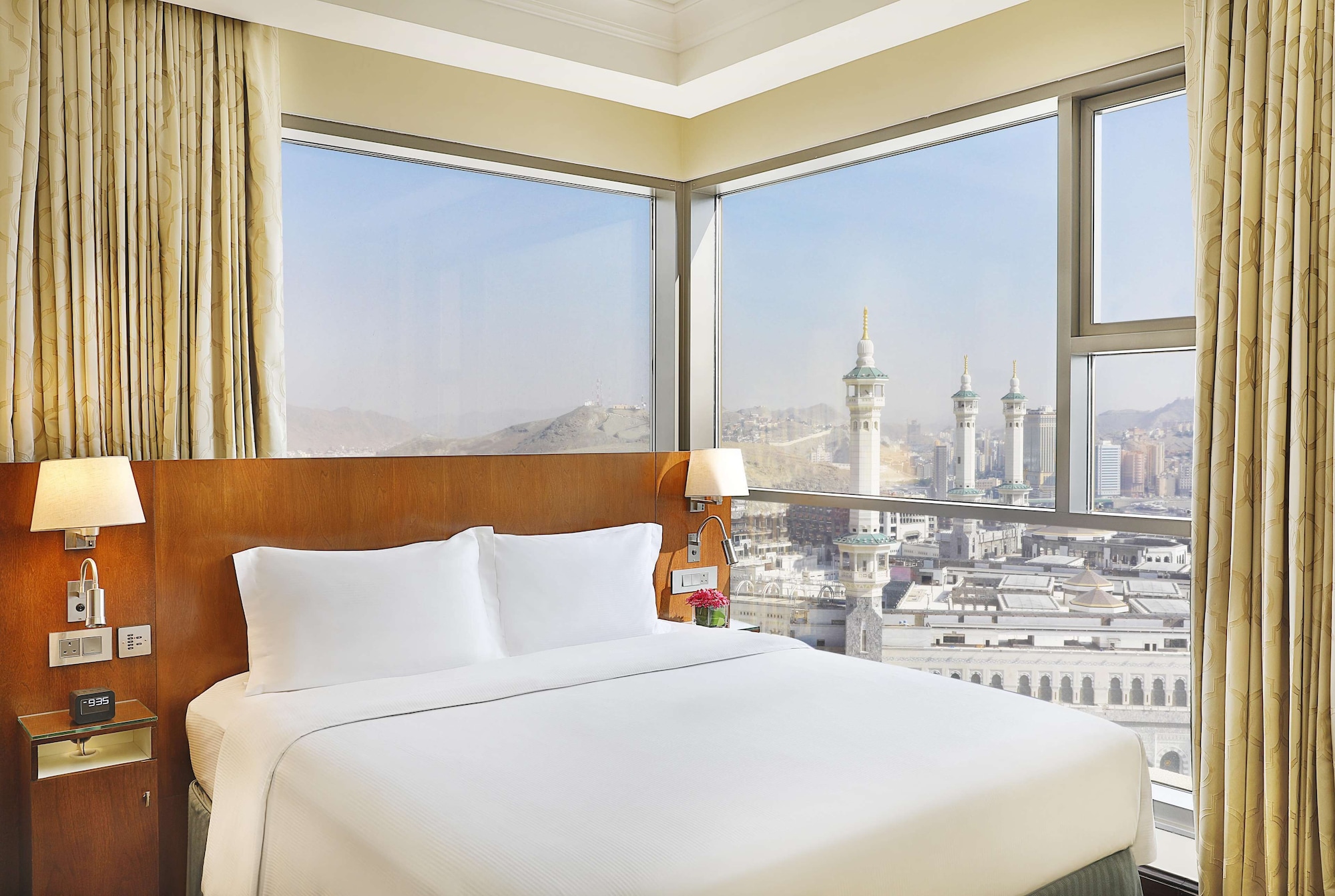 JUNIOR SUITE, KING BED, PARTIAL KAABA VIEW