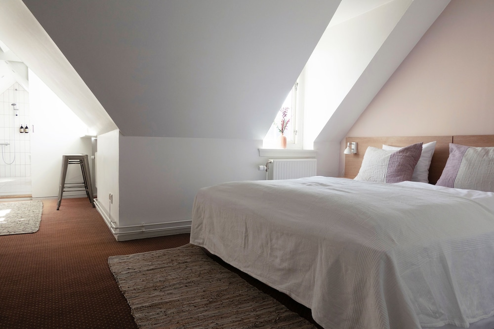 SUPERIOR, STUDIO, SUITE, BATHTUB