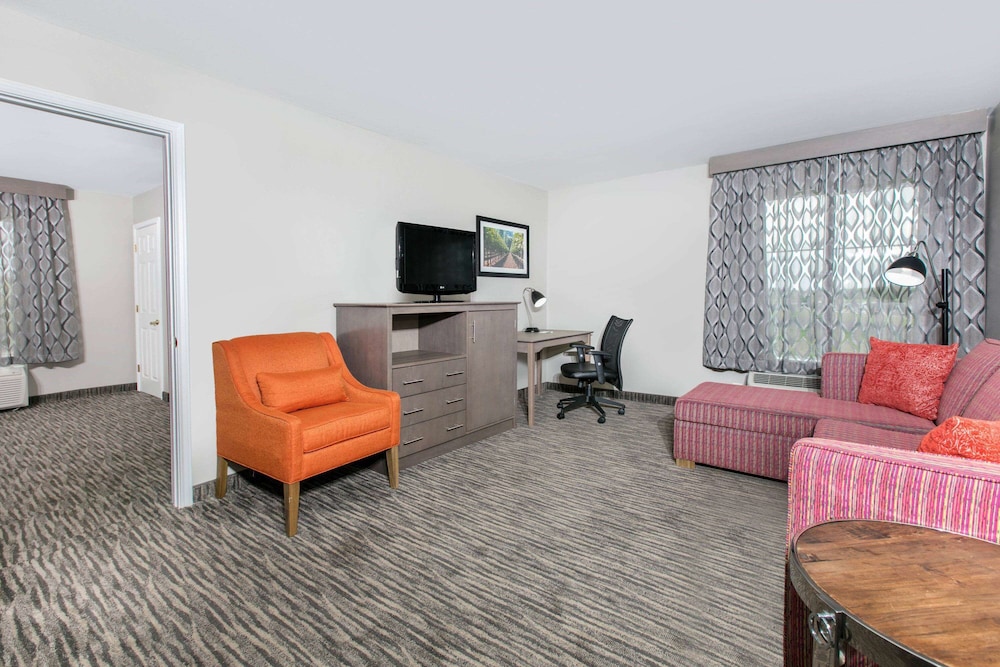 La Quinta Inn & Suites by Wyndham Fredericksburg 30/48