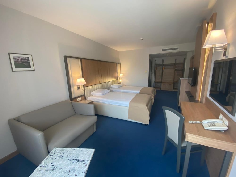 Legends Hotel 26/51