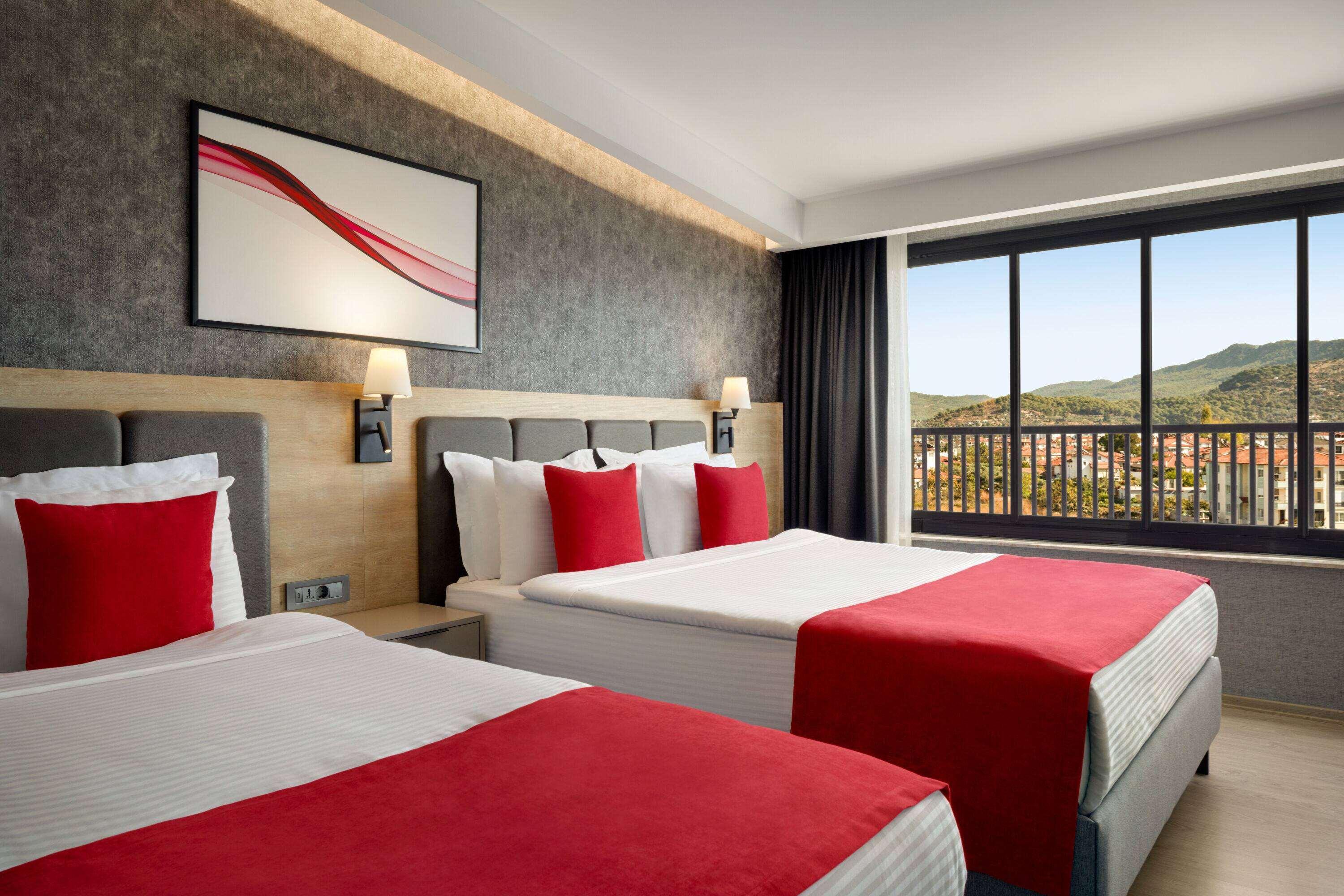 غرفة قياسية بسريرين منفصلين بإطلالة على المسبح، Ramada by Wyndham Dalaman 2/3