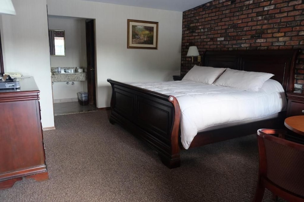 Chalet Inn & Suites Centerport 12/45