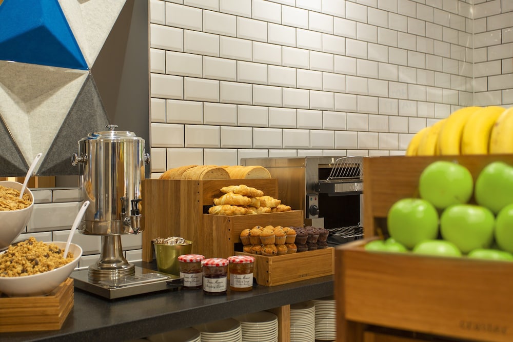 HOLIDAY INN EXPRESS CHELTENHAM photo3