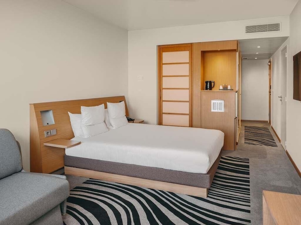 SUPERIOR, QUEEN BED, SOFA