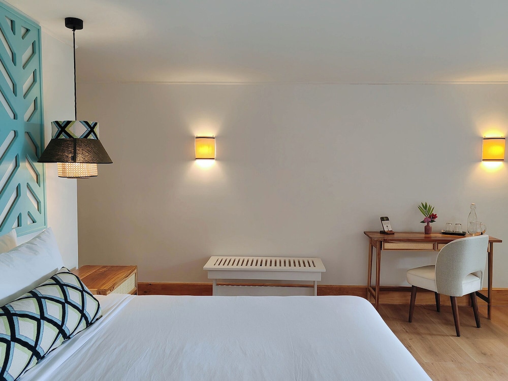 Mountain, King Bed, Low Floor