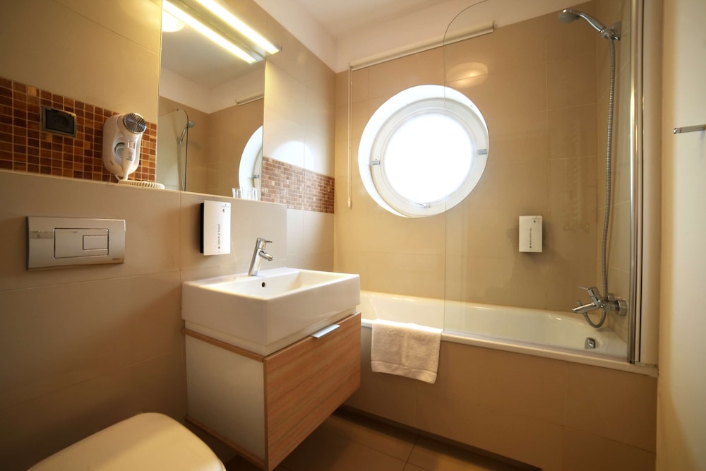 جناح كومفورت بسرير كوين بمنطقة جلوس بمطبخ صغير، Golden Tulip Miedzyzdroje Residence 7/10