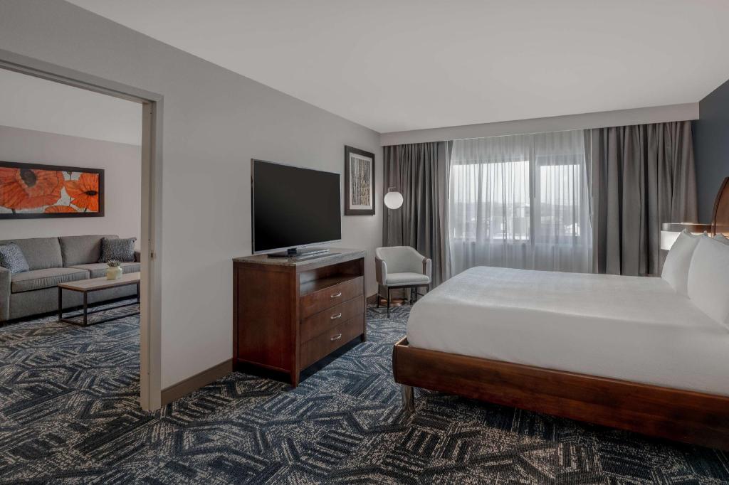 Suite, King Bed, Lake View, 2 Bathrooms, Accessible