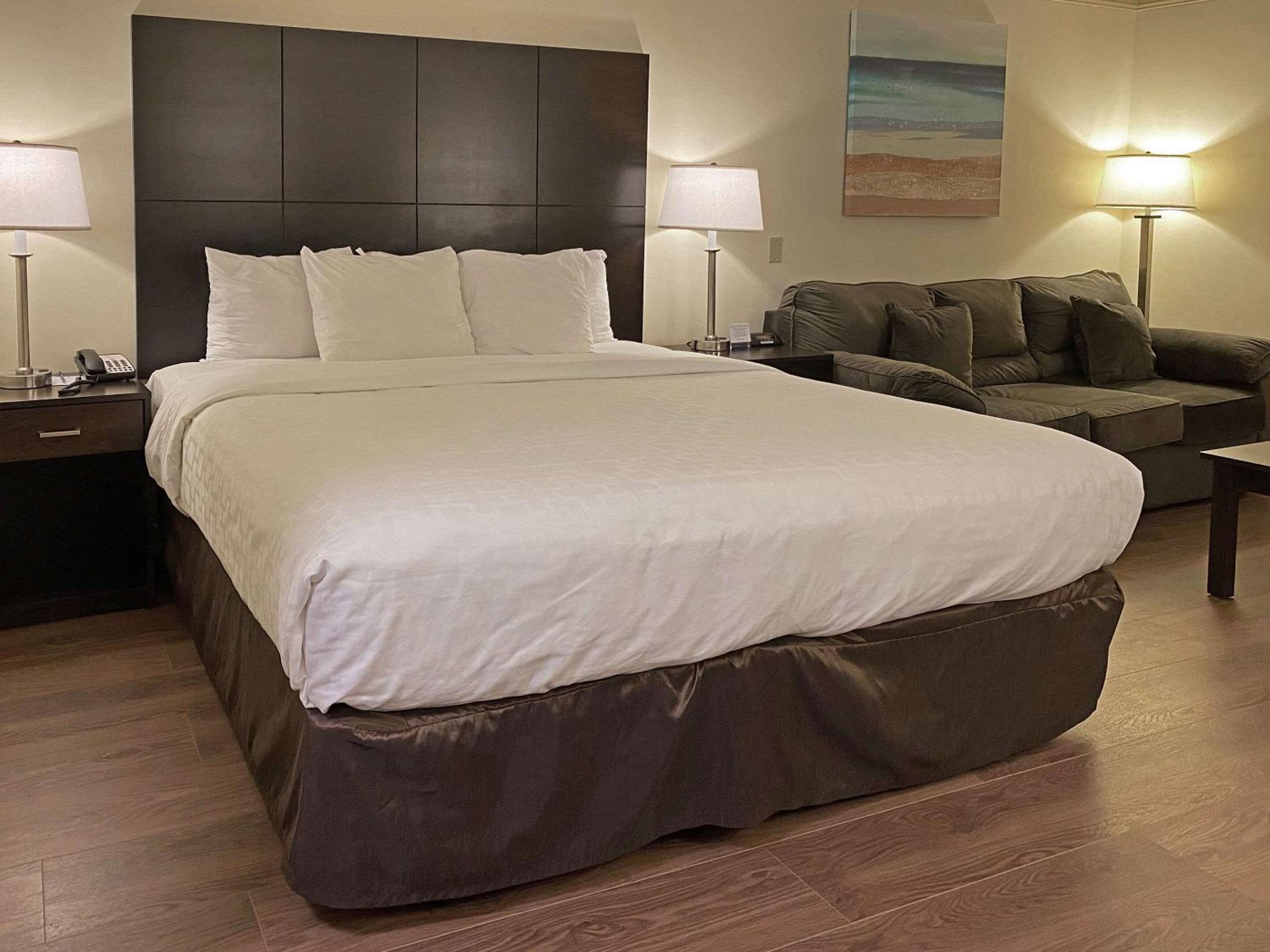Executive, King Bed, Pool View, Clarion Hotel & Conference Center Toms River 2/6
