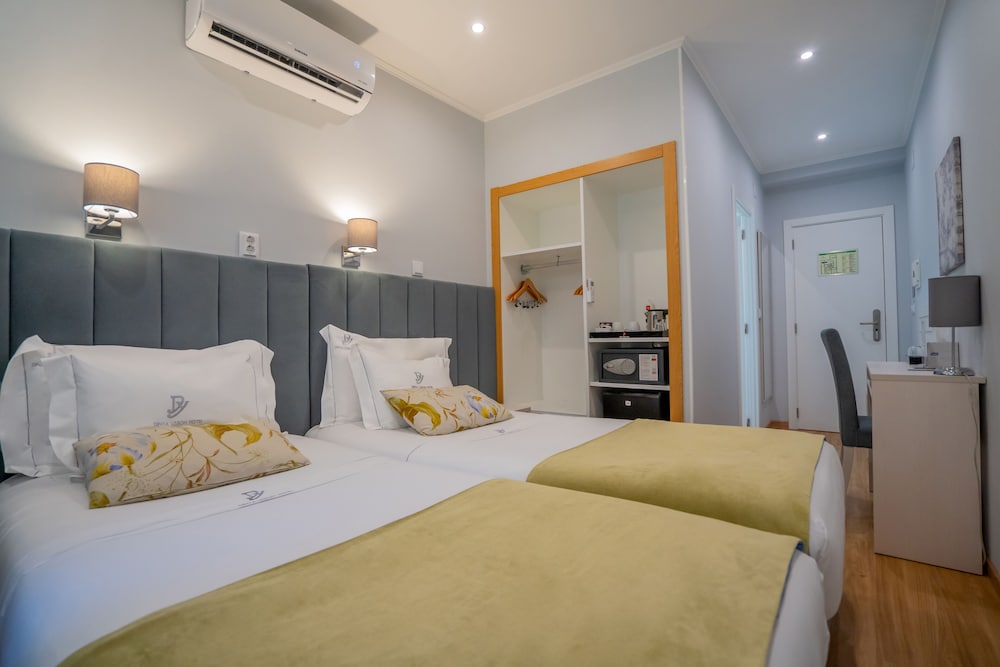 ROOM, DOUBLE OR TWIN BED