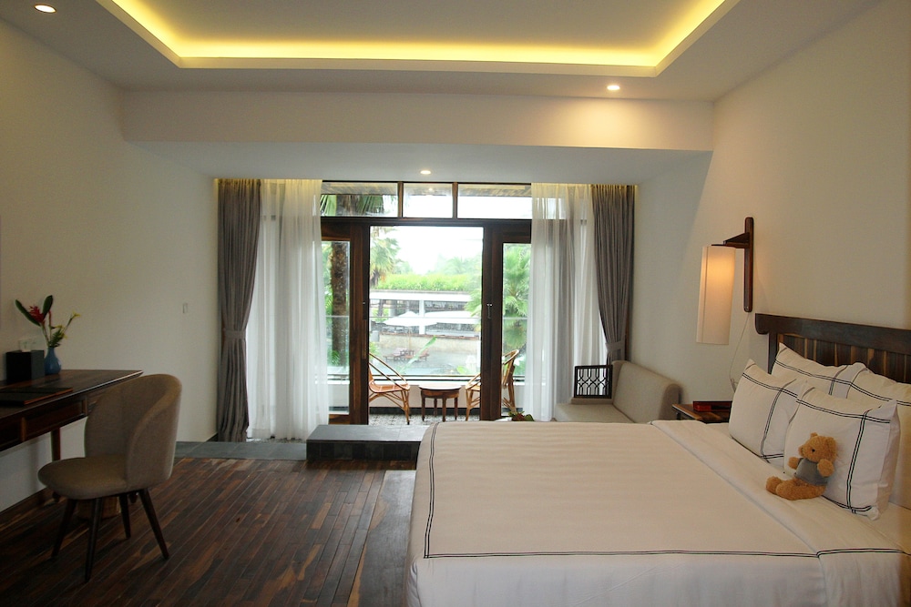 Room, King Bed, Balcony