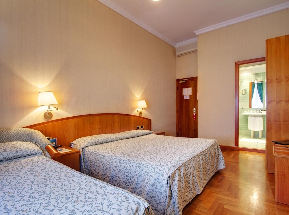 Hotel Corot 8/33