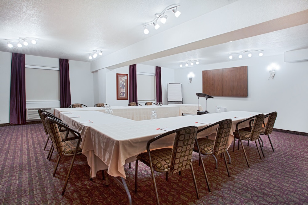 Ramada by Wyndham Red Deer Hotel & Suites 34/36