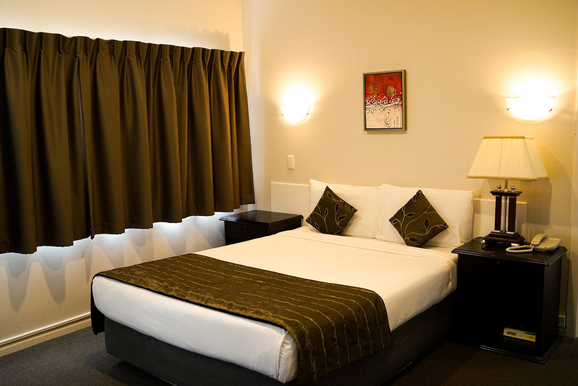STUDIO, QUEEN BED