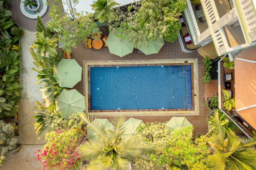 Reveal Courtyard in Reveal Angkor 7/60