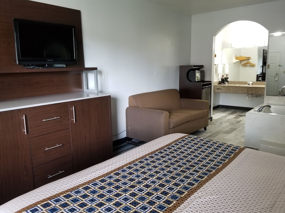 HomeBridge Inn & Suites (Ex Howard Johnson Inn and Suites Beaumont) 21/23
