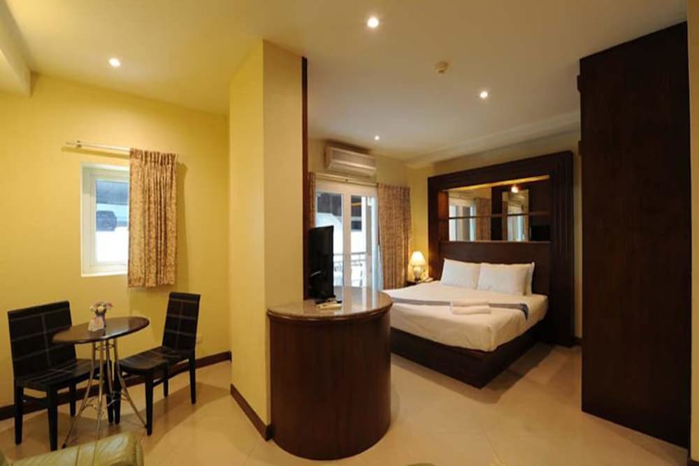 The Whitehouse Condotel 10/40