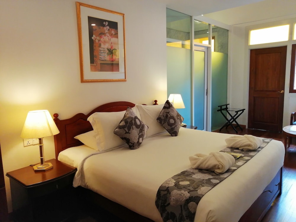 Heeren Straits Hotel 26/75