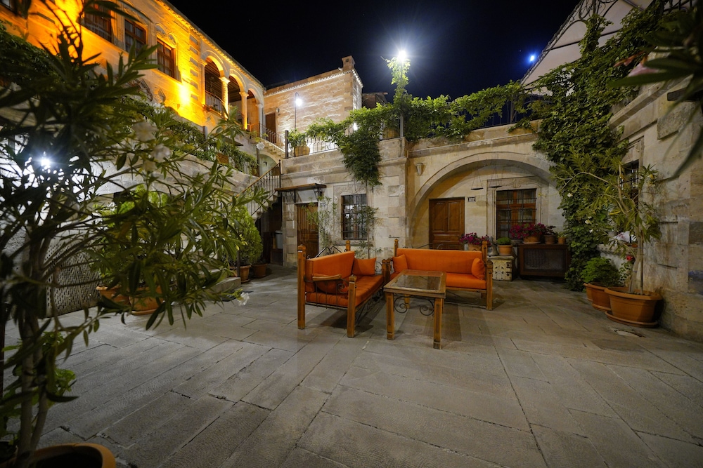 Harman Cave Hotel 69/78