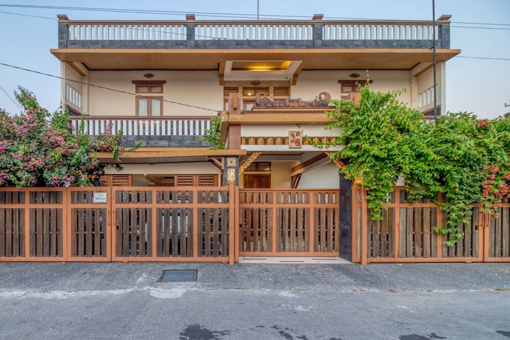 RedDoorz Plus near Lempuyangan Station 4 2/42