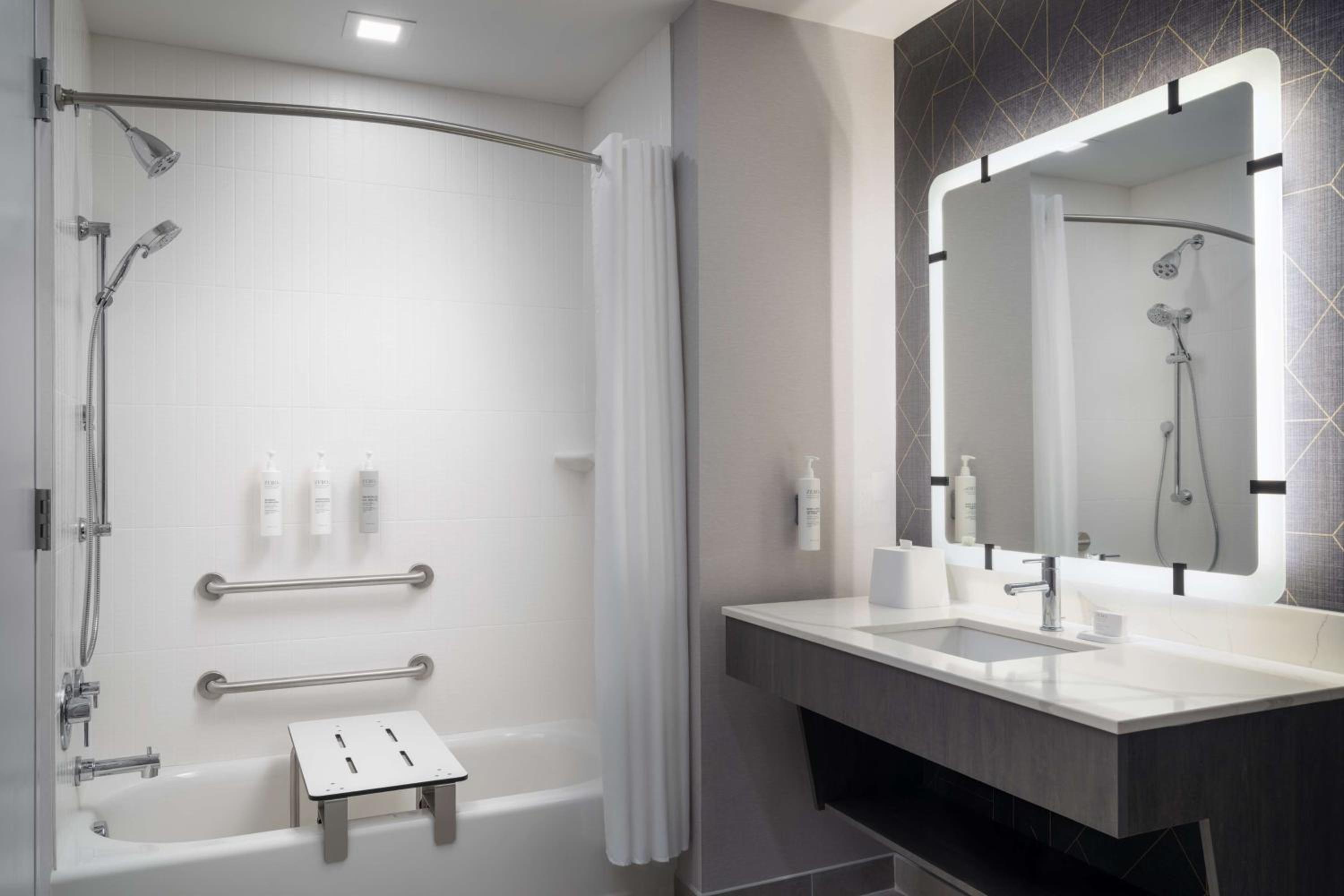 استوديو بسريرين كوين بحوض استحمام لذوي الإعاقة، Homewood Suites by Hilton Raleigh Downtown 3/3