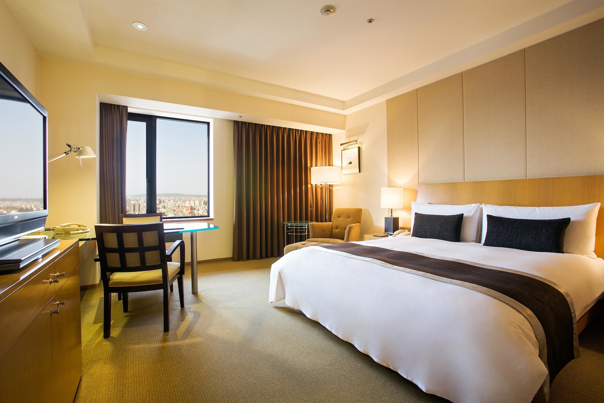 DELUXE, KING BED