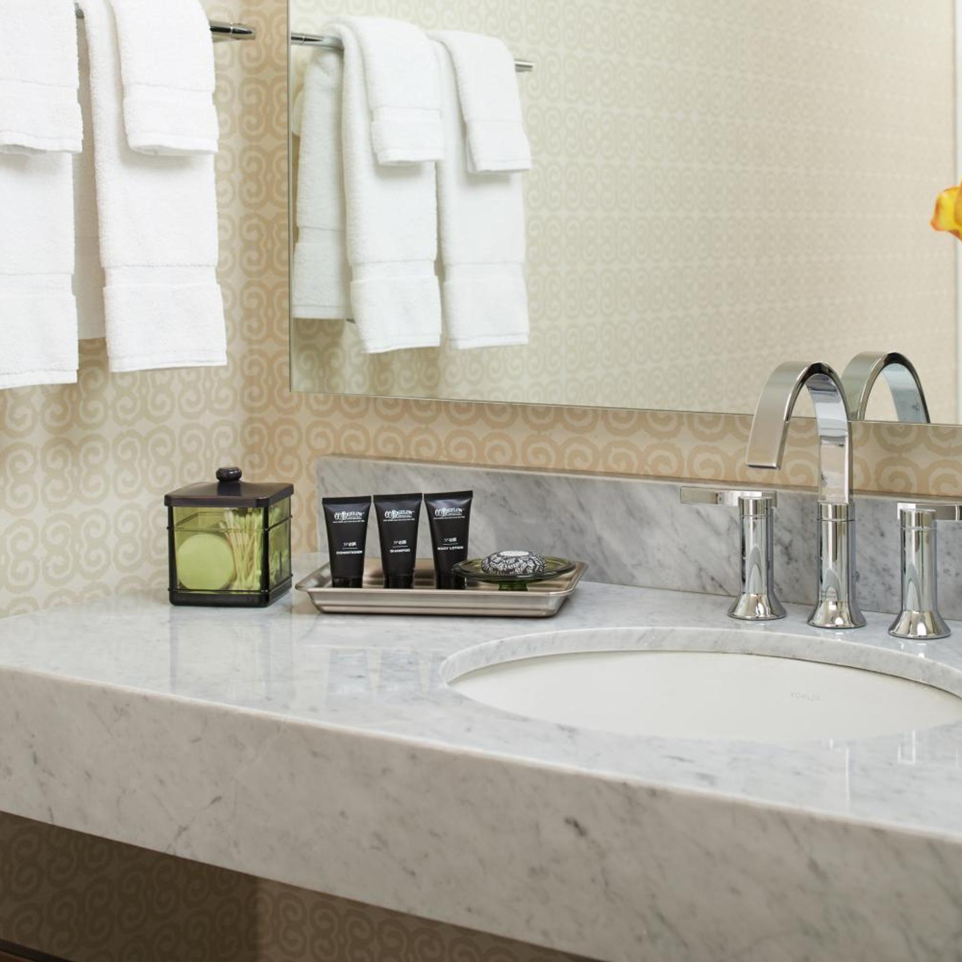 Essential, Queen Bed, Bathtub, Accessible