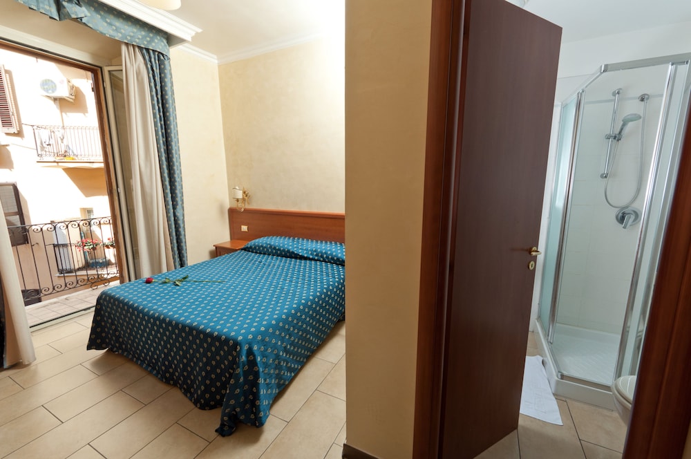 ROOM, DOUBLE BED