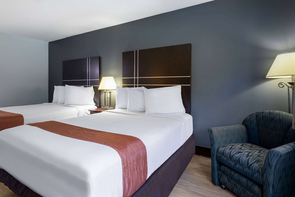 Travelodge by Wyndham Merrill 25/50