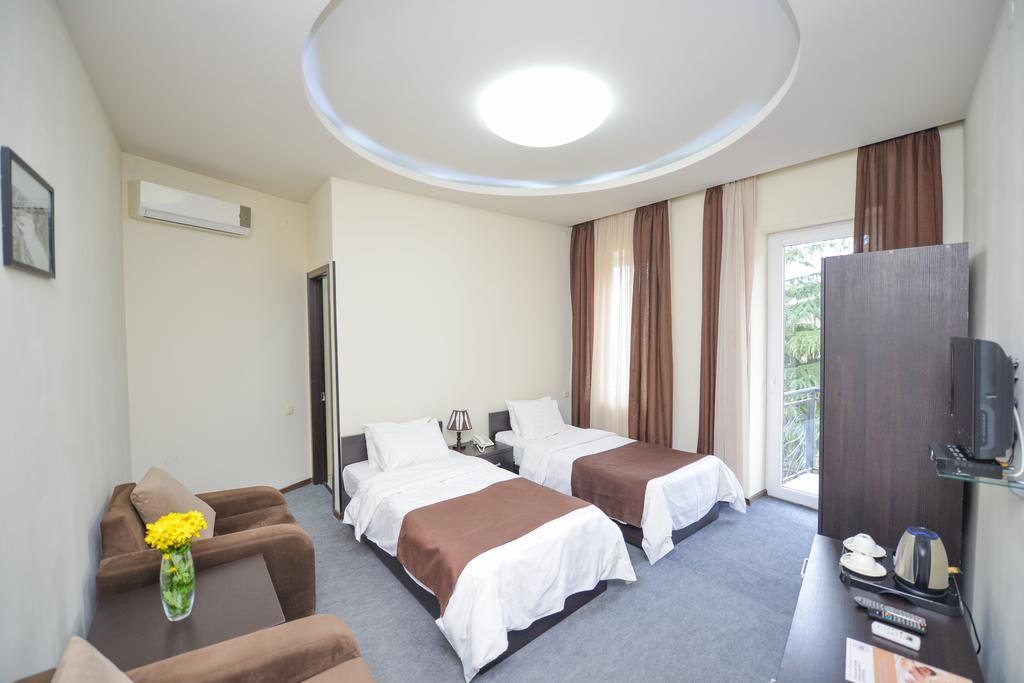 غرفة بسرير مزدوج أو سريرين منفصلين بشرفة، City Inn Tbilisi 2/8