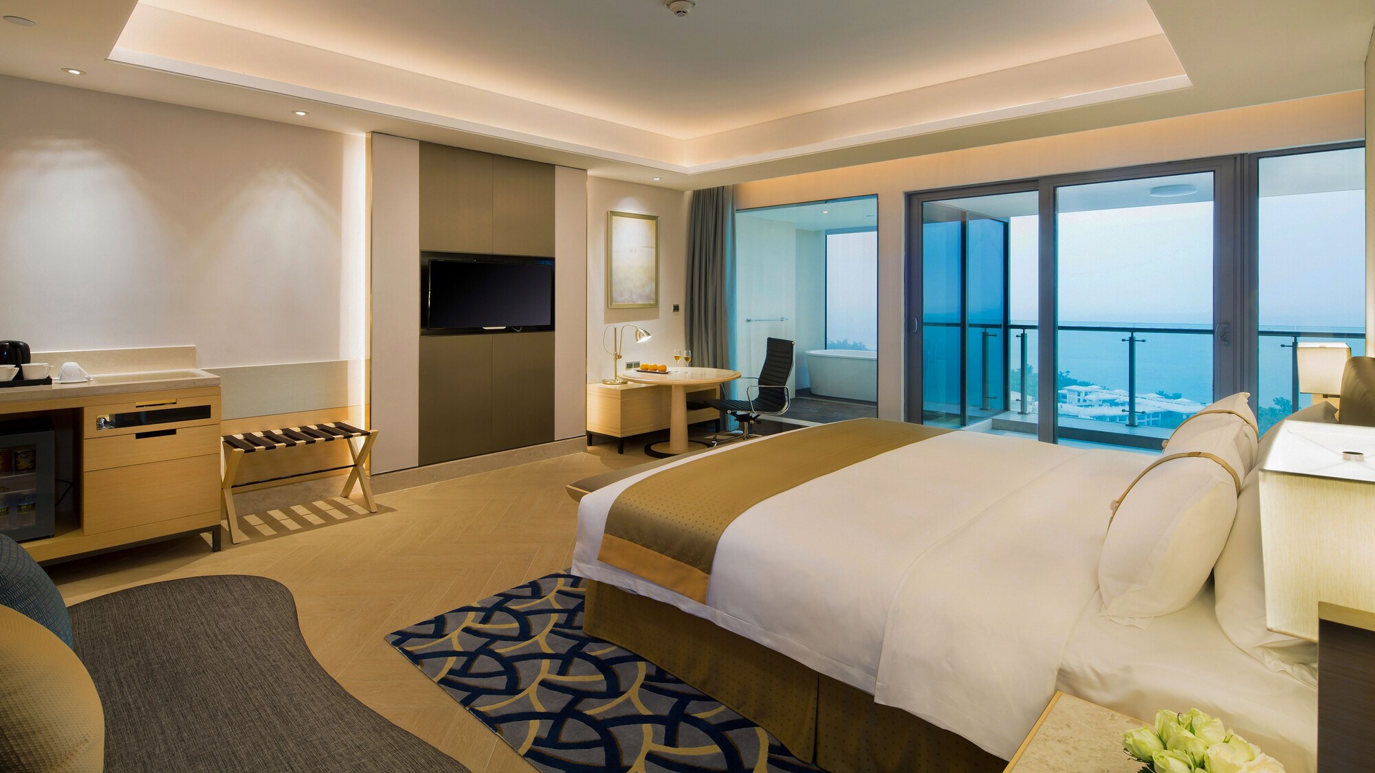 غرفة بريميوم بسرير كينج بإطلالة على البحر للمدخنين، Holiday Inn Haikou West Coast 4/5