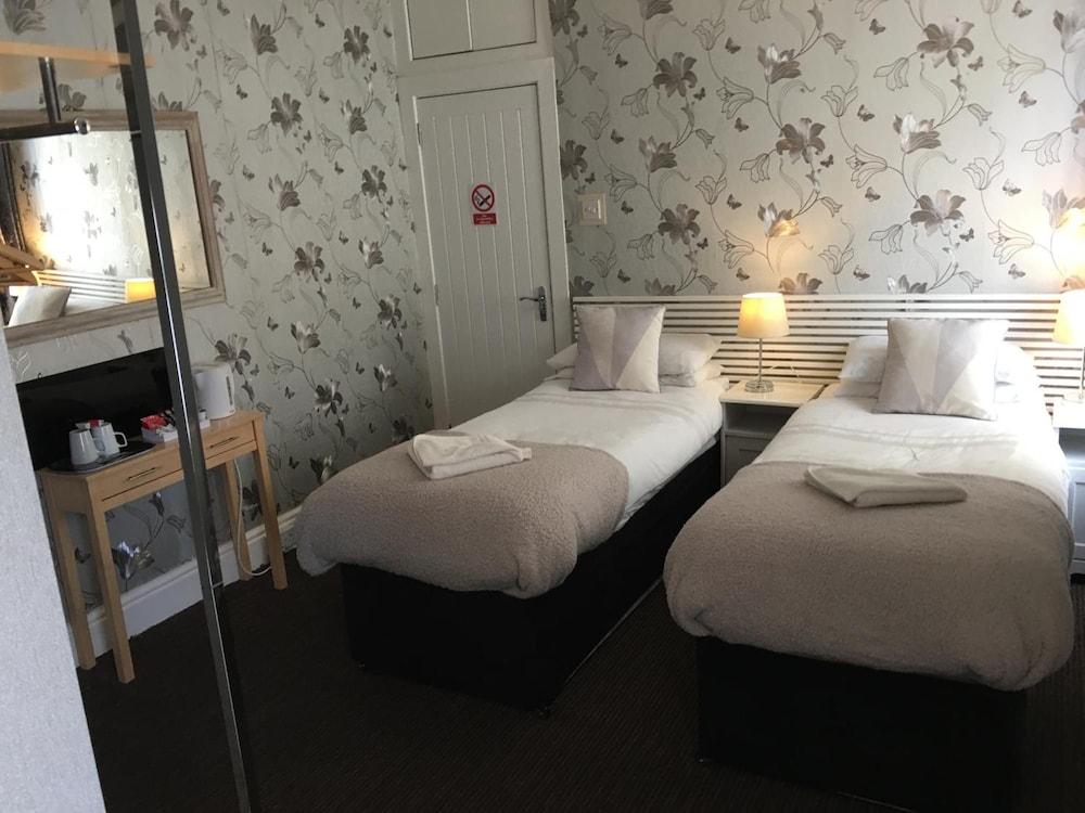Glenheath Hotel 7/49